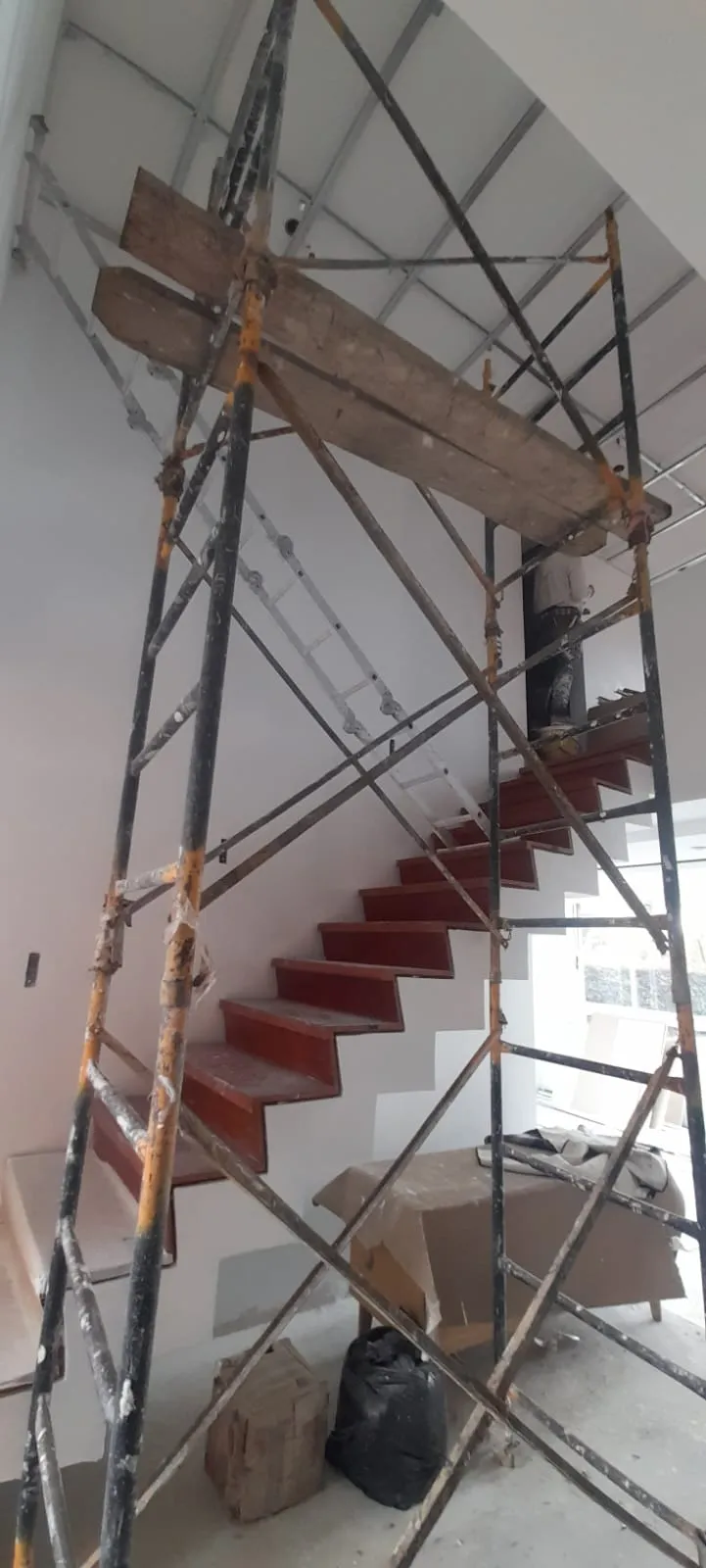 Andamio escalera obra proceso