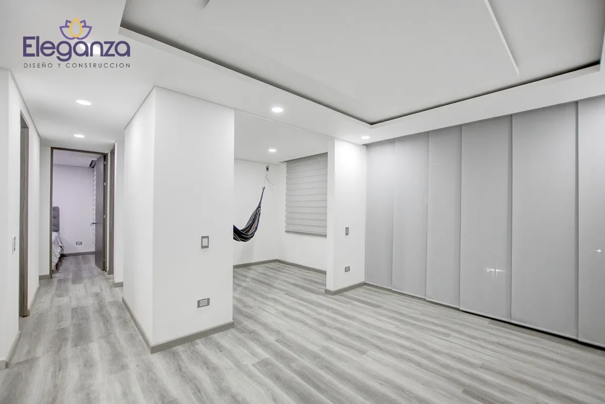 Apartamento remodelado sala blanca