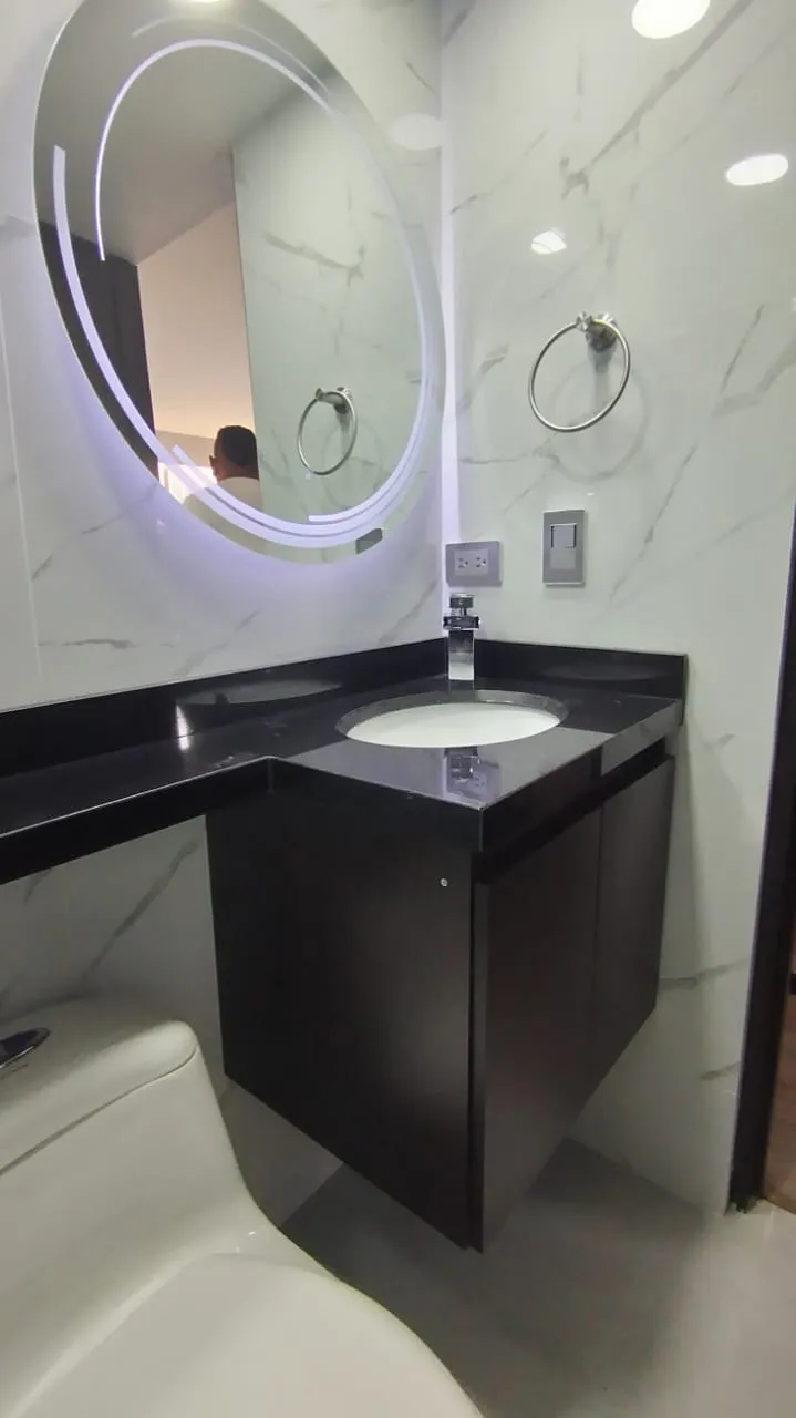 Baño espejo LED mesón negro mármol