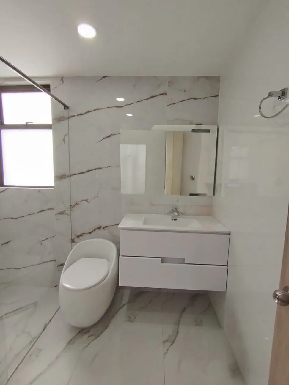 Baño mármol blanco mueble flotante