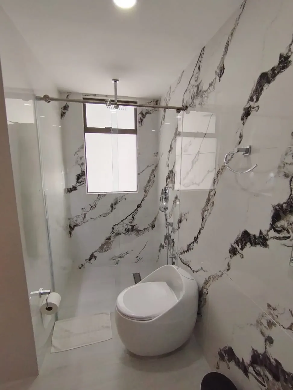 Baño mármol blanco negro sanitario suspendido