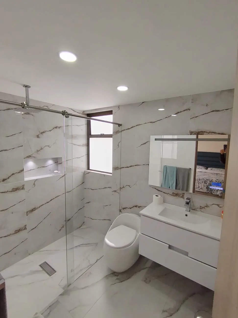 Baño mármol ducha vidrio templado