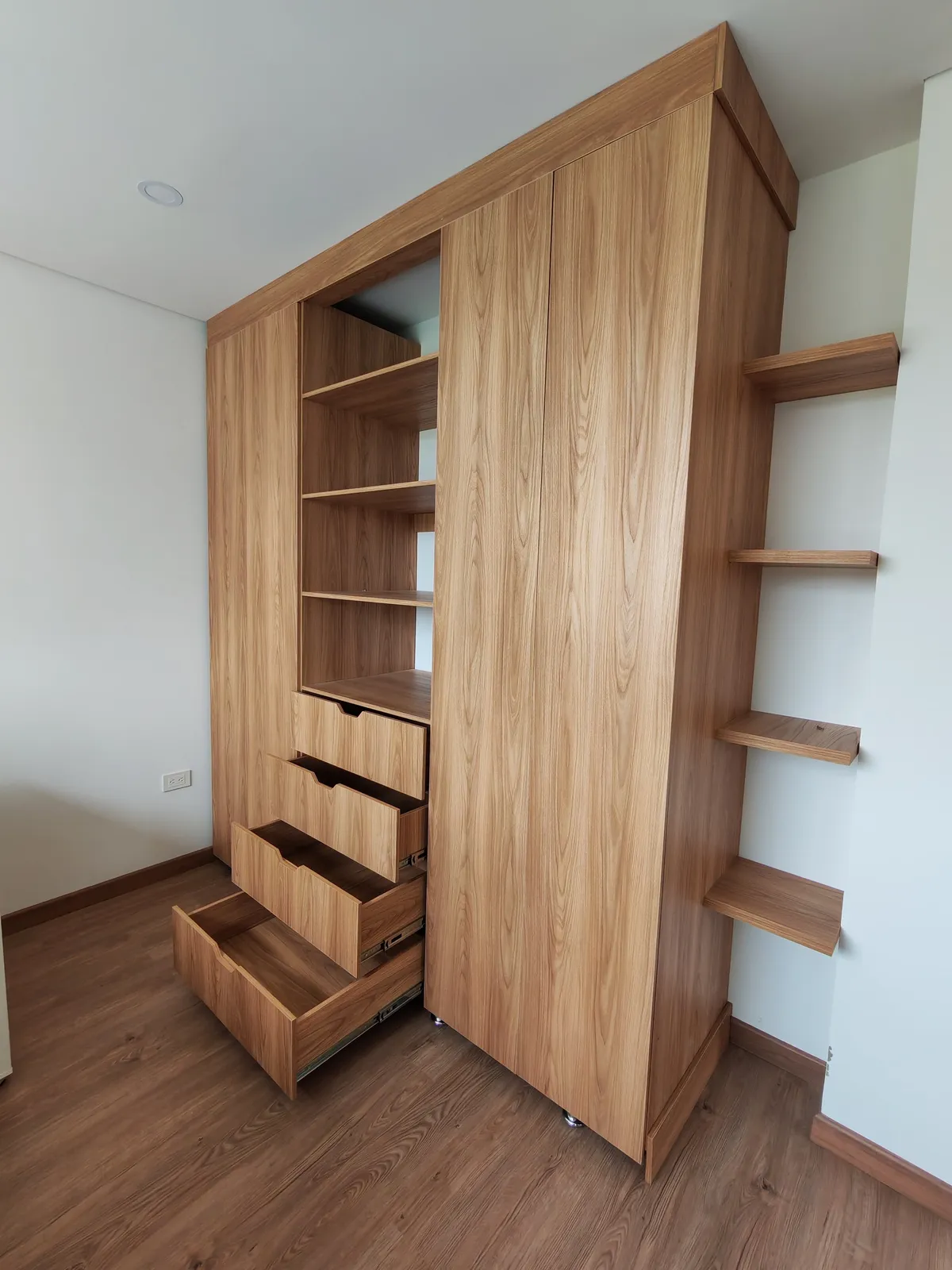 Clóset madera cajones entrepanos