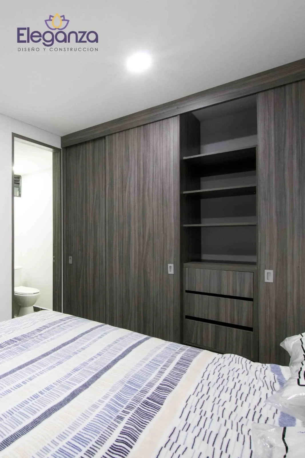 Clóset madera oscura habitacion principal