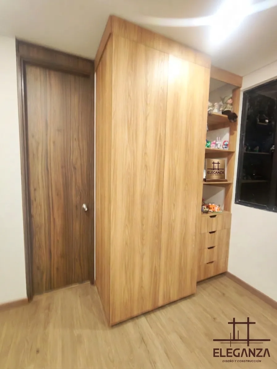Clóset en madera con puertas corredizas en alcoba