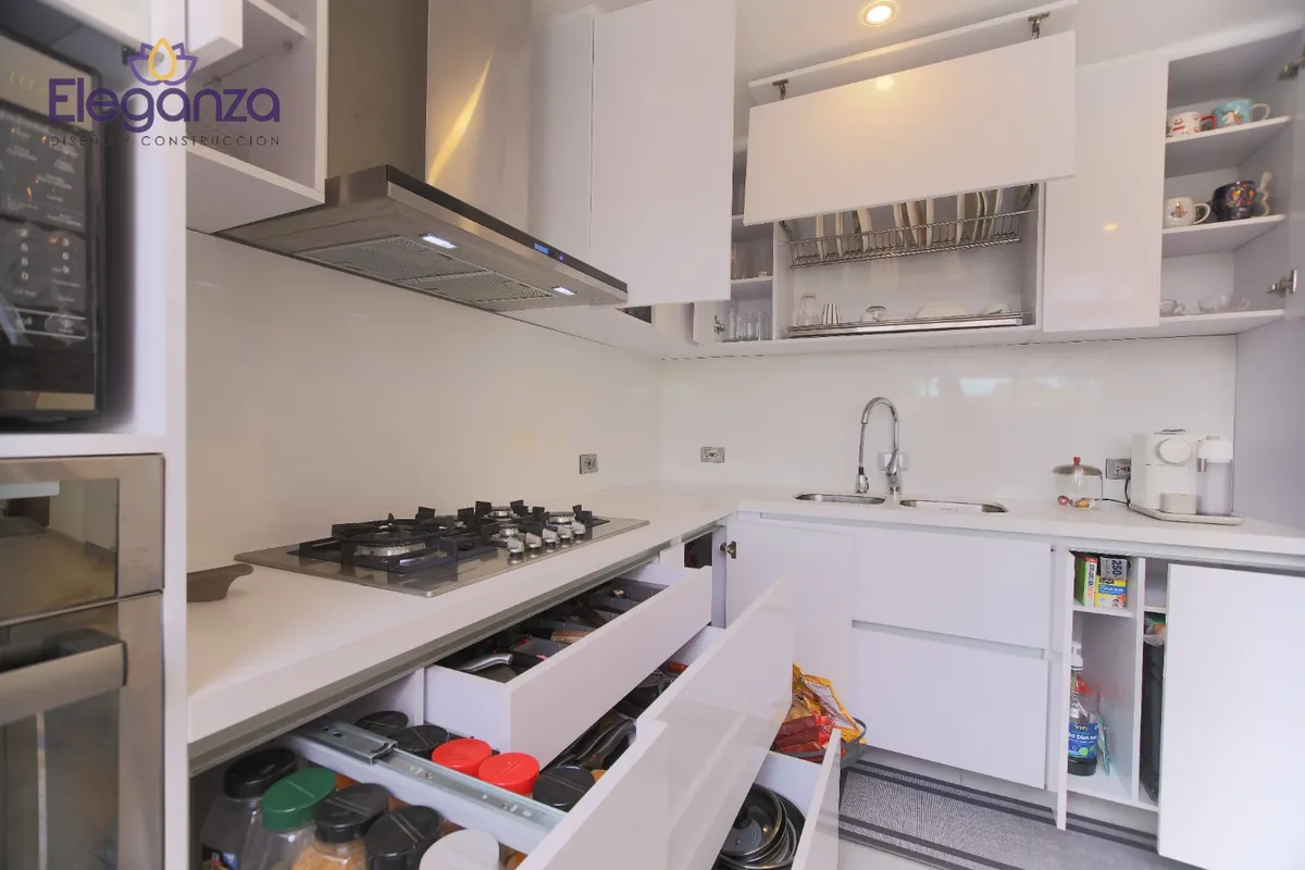 Cocina integral blanca cajones organizadores