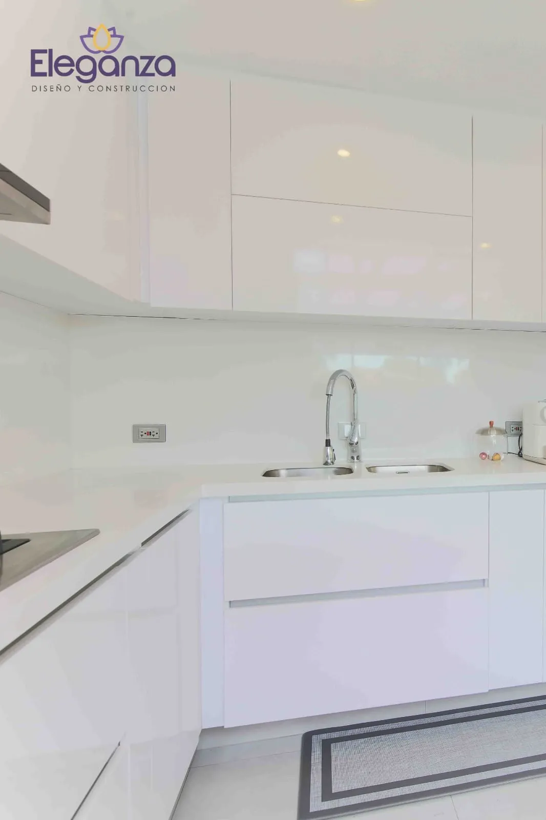 Cocina integral blanca minimalista alto brillo