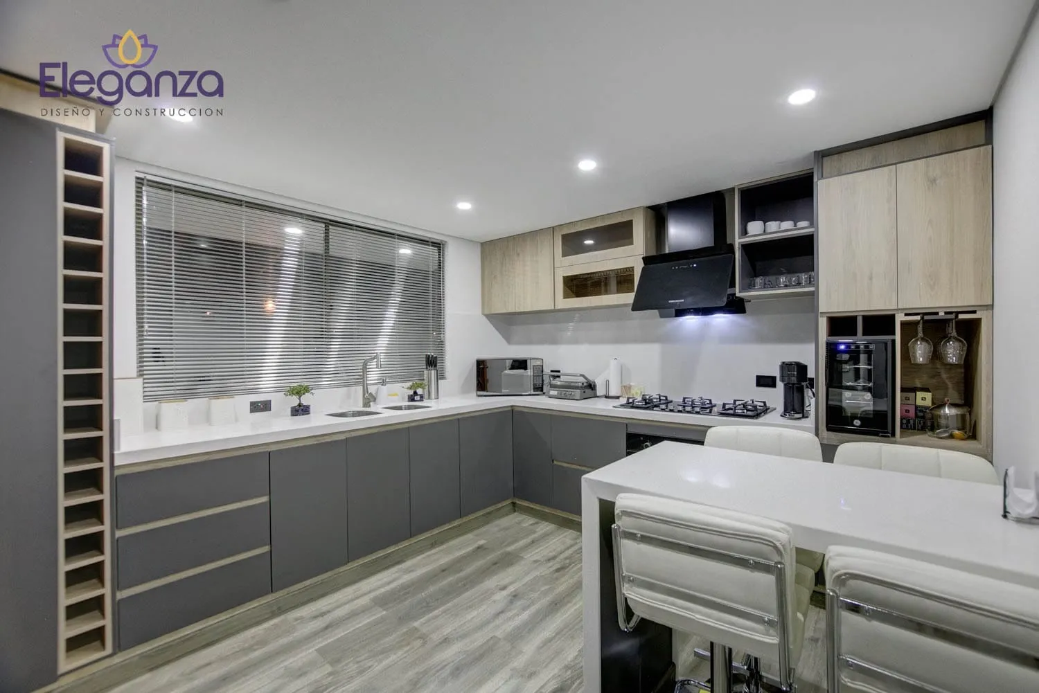 Cocina integral gris cava vinos panorámica