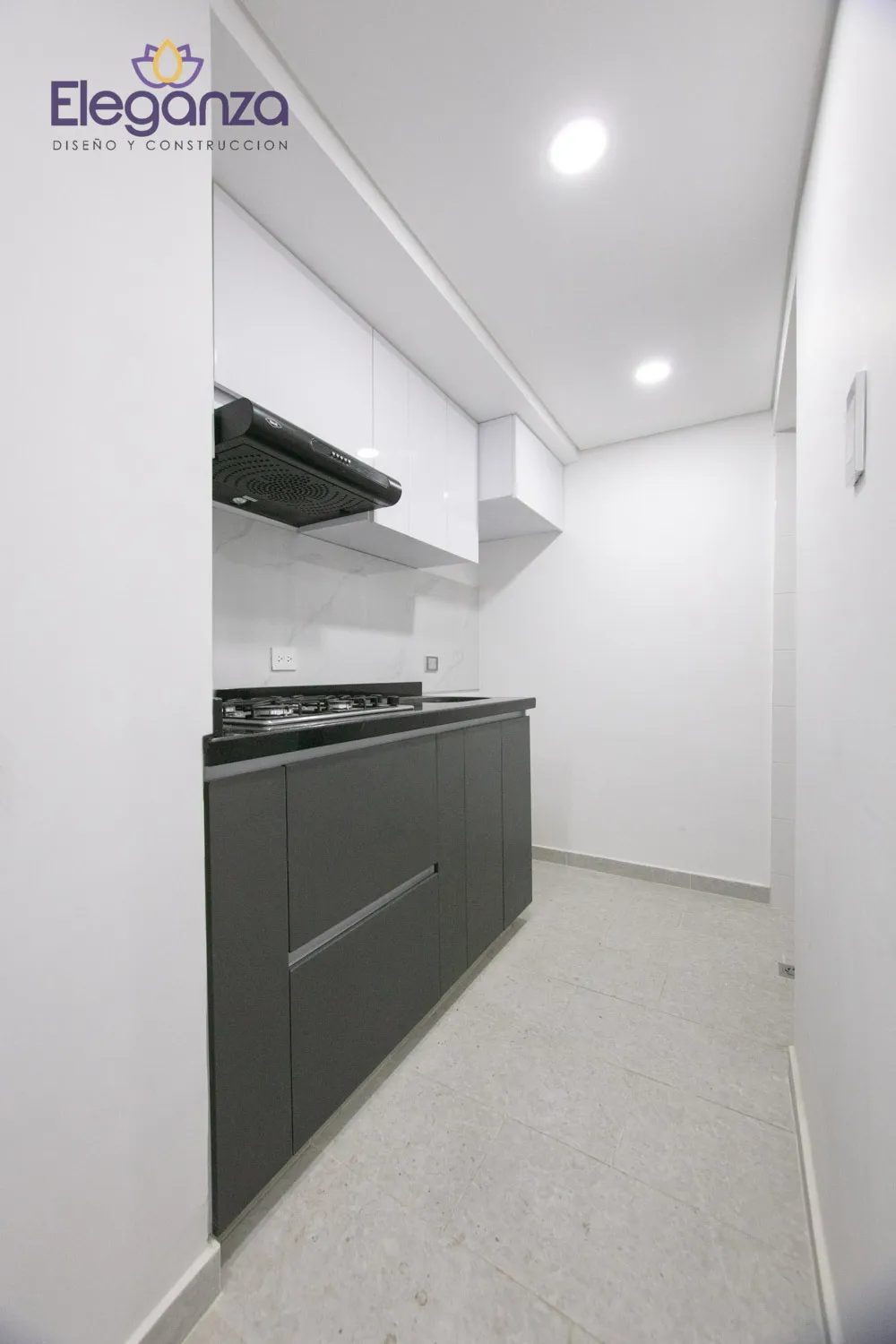Cocina integral gris compacta apartamento