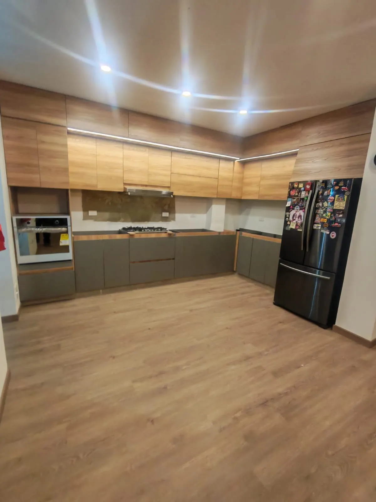 Cocina integral gris madera amplia
