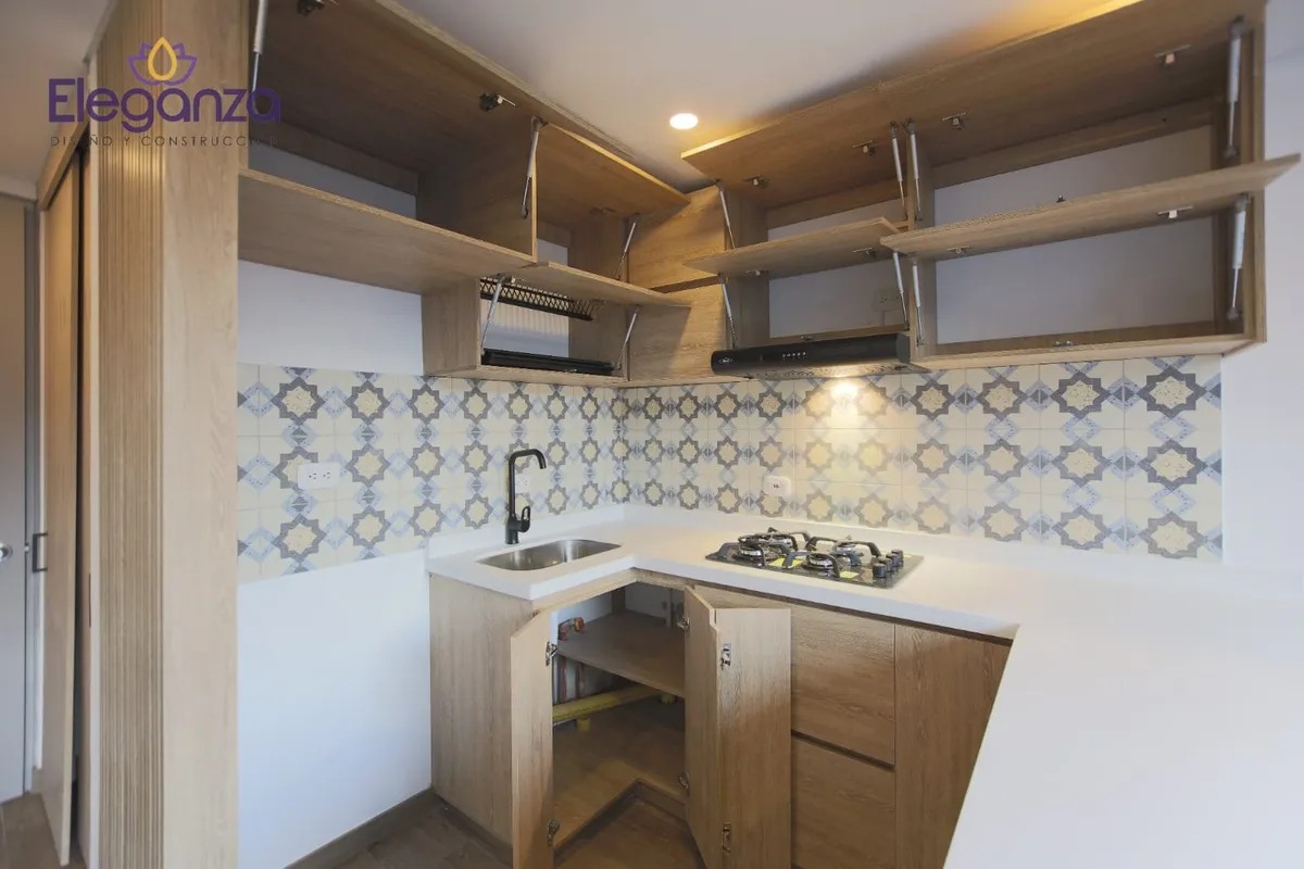 Cocina integral madera clara salpicadero decorativo
