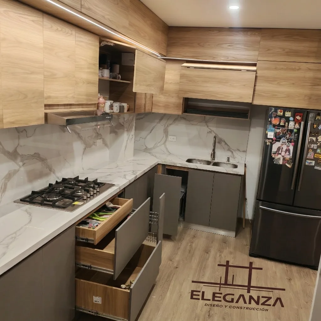 Cocina integral en madera y gris con cajones organizadores