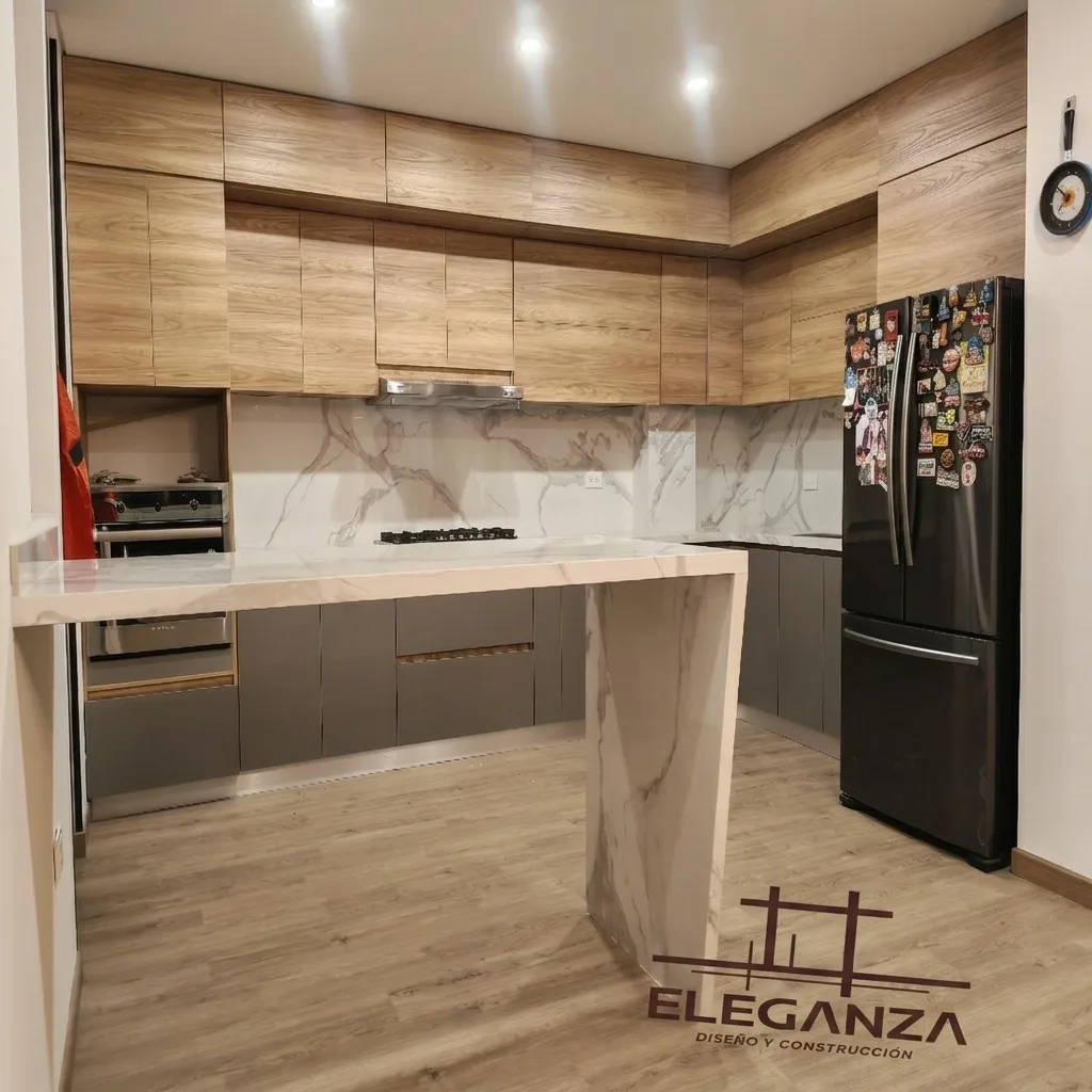 Cocina integral en madera con isla y nevera negra