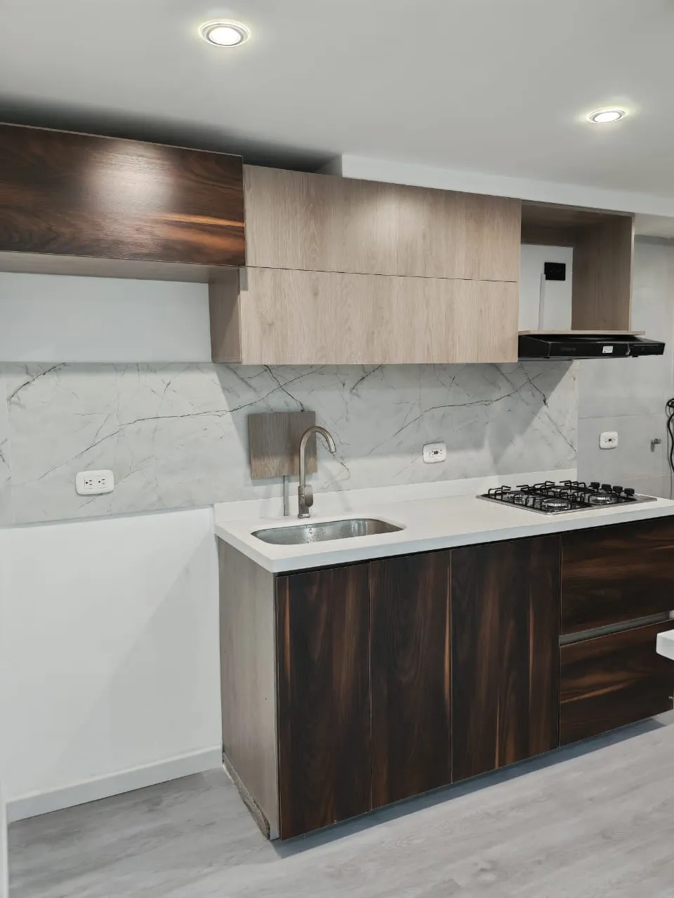 Cocina integral madera oscura mesón granito