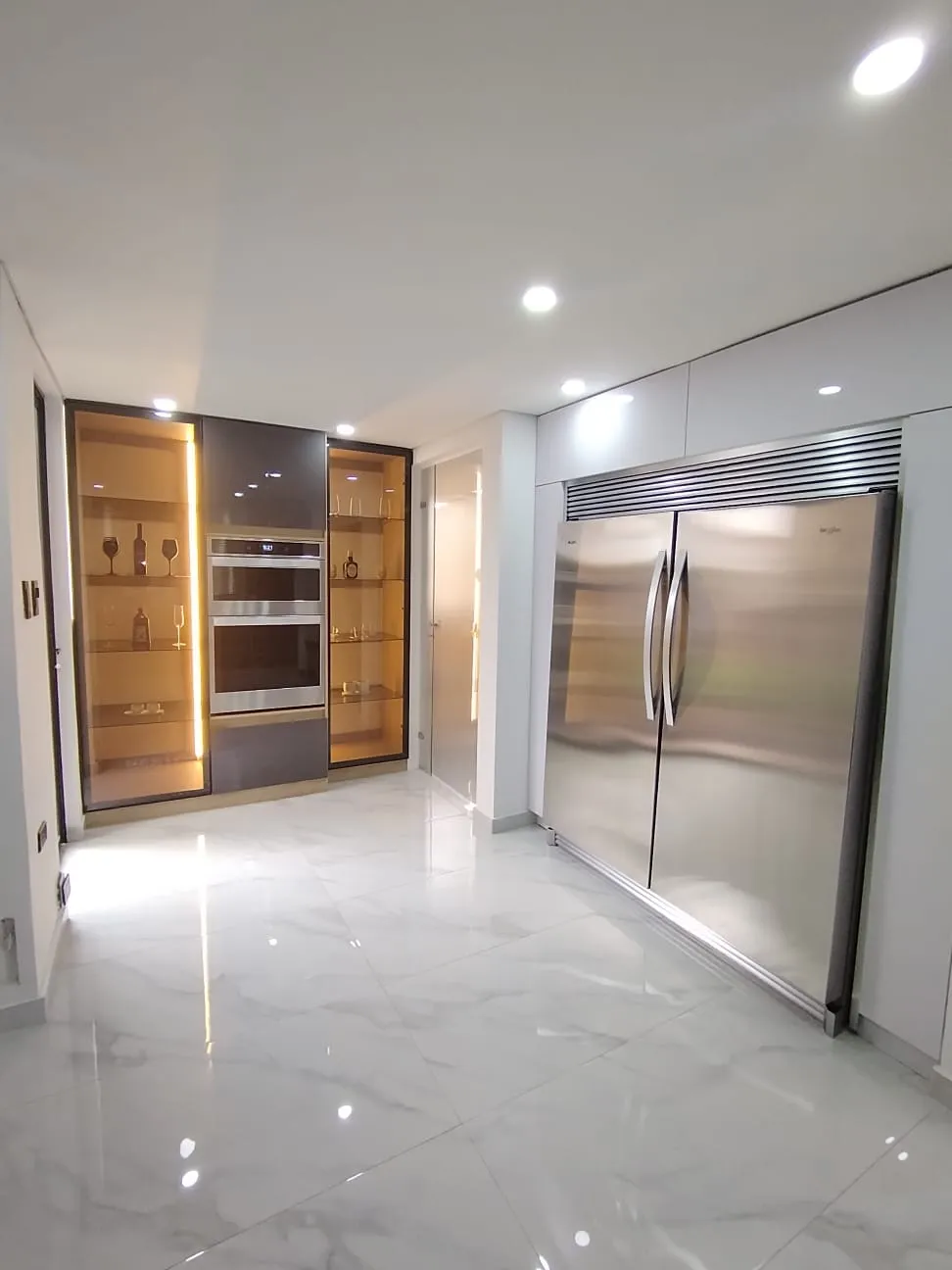 Cocina integral nevera empotrada piso mármol
