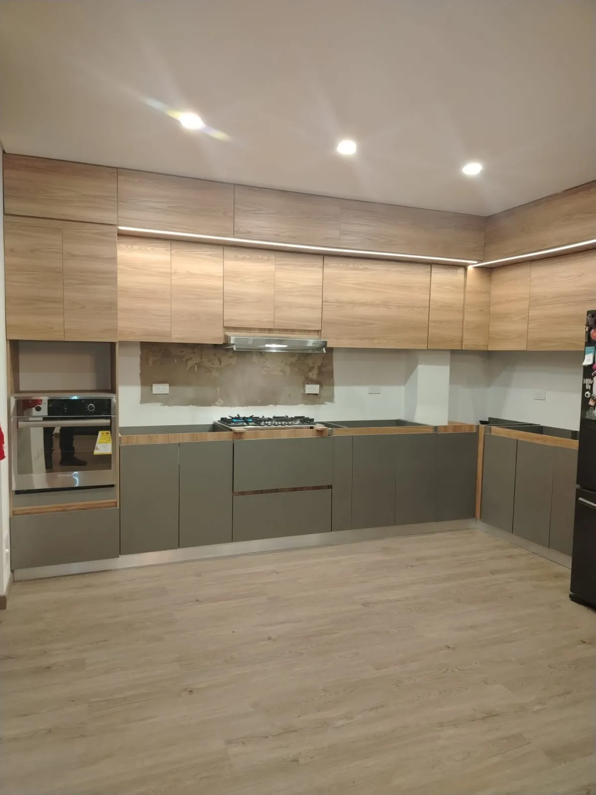 Cocina integral verde oliva madera en l
