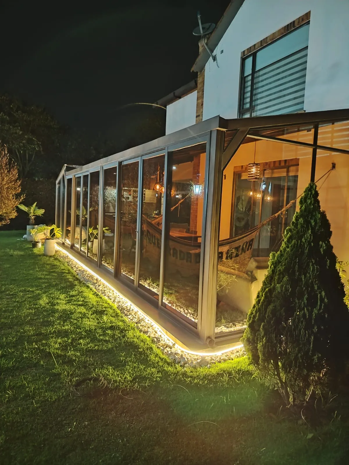 Domo vidrio iluminado nocturno pérgola jardin
