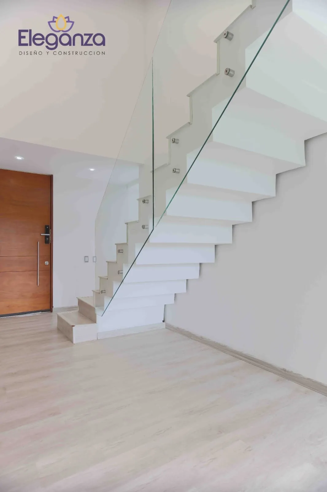 Escalera blanca baranda vidrio