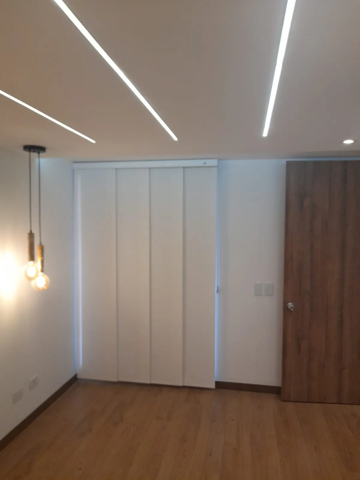 Habitacion clóset blanco iluminación lineal