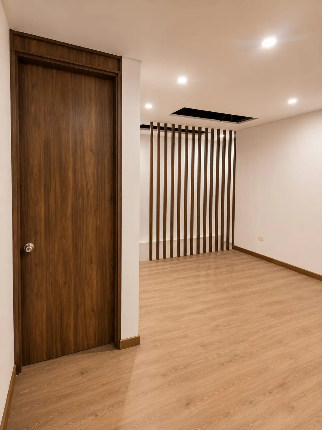 Habitacion puerta madera panel listones