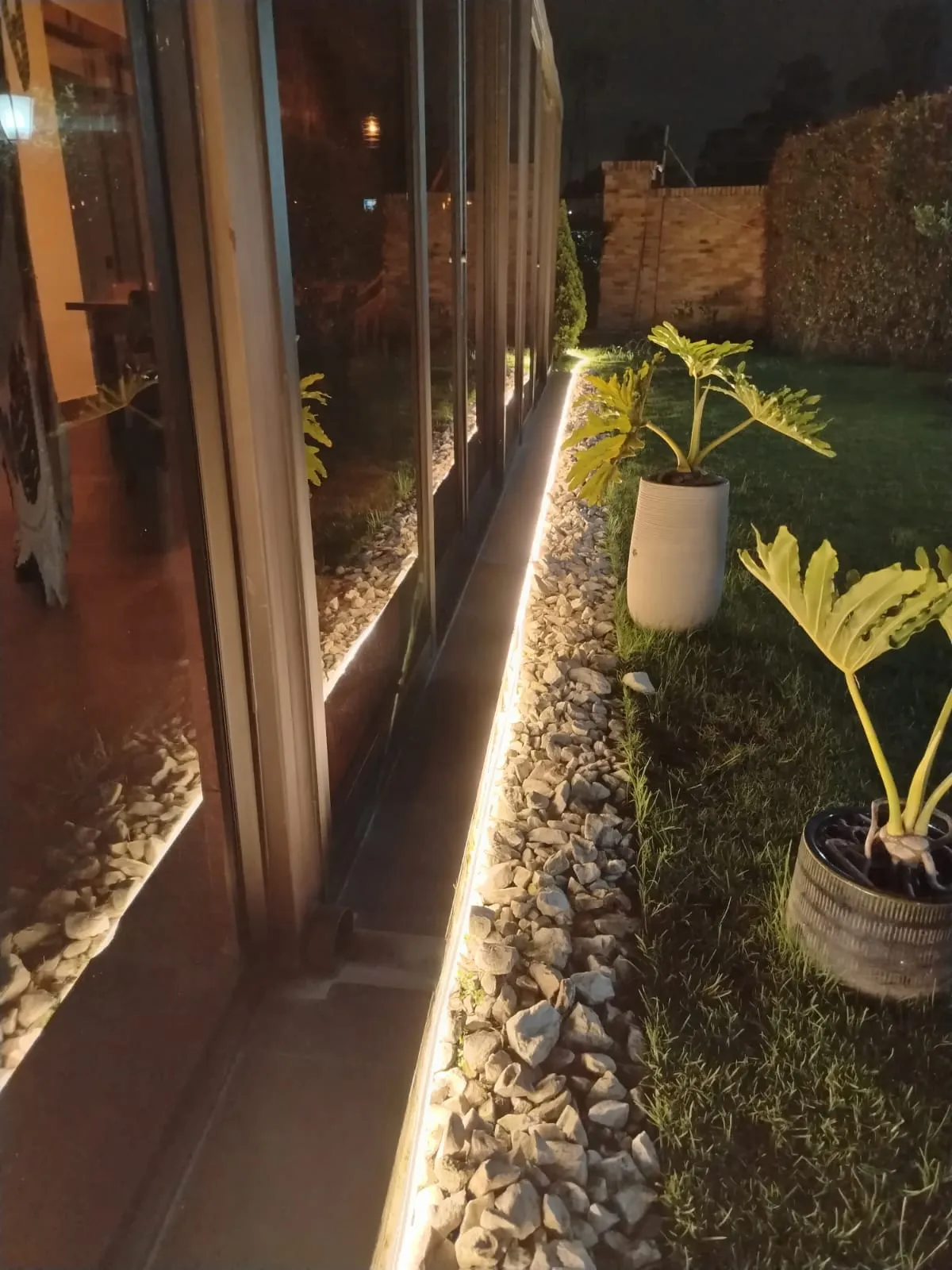 Jardin iluminación LED ventanal
