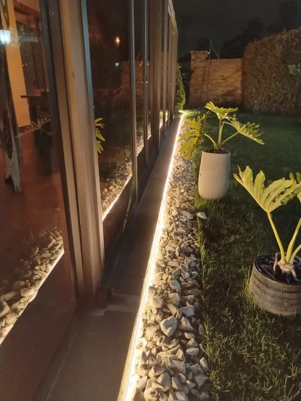 Jardin iluminación LED ventanal
