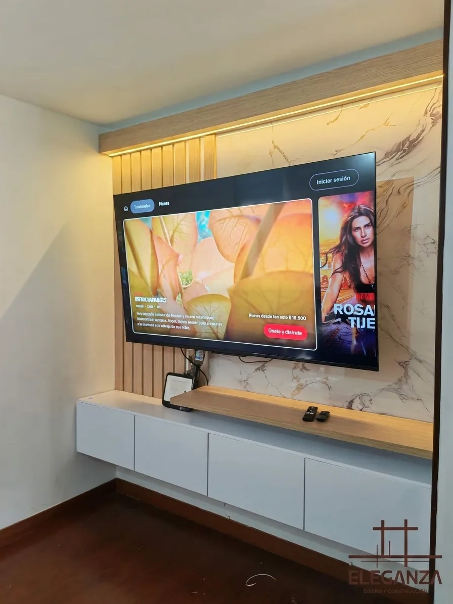 Mueble de TV en madera y mármol dorado en sala