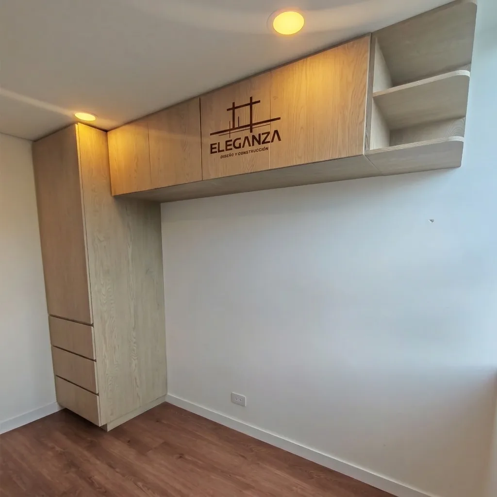 Mueble de TV en mármol con luces LED en sala