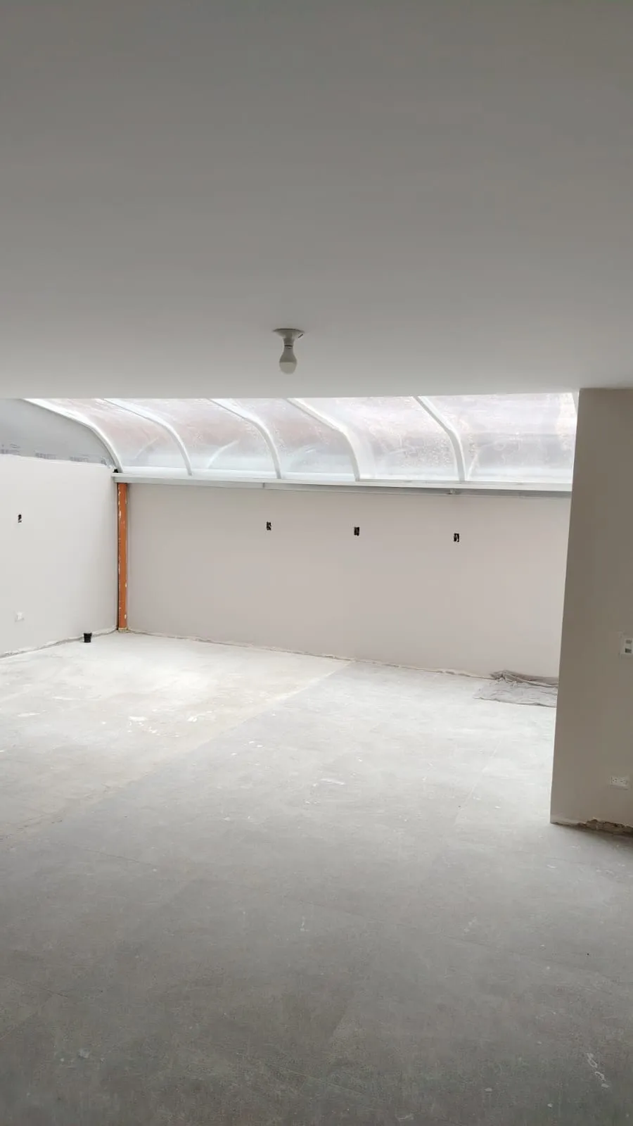 Obra gris cubierta policarbonato proceso