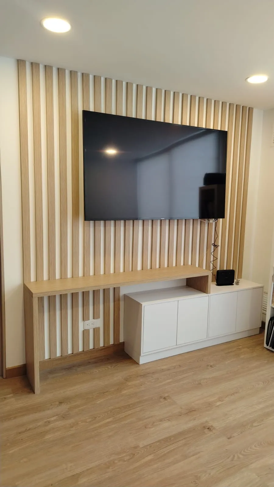 Panel TV listones madera mueble flotante