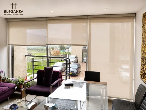 Persiana enrollable triple en sala comedor