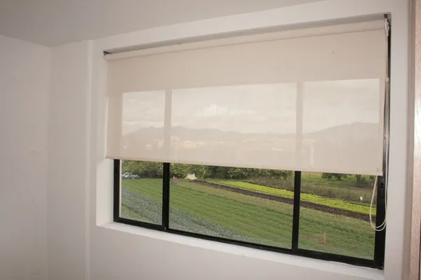 Persiana roller ventana vista campo