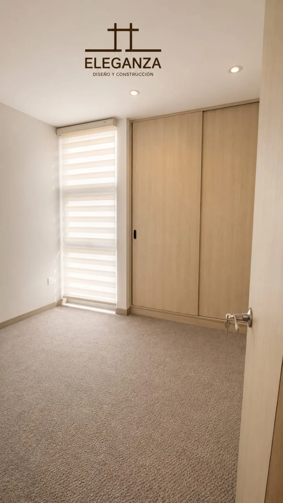 Persiana zebra en alcoba con clóset en madera
