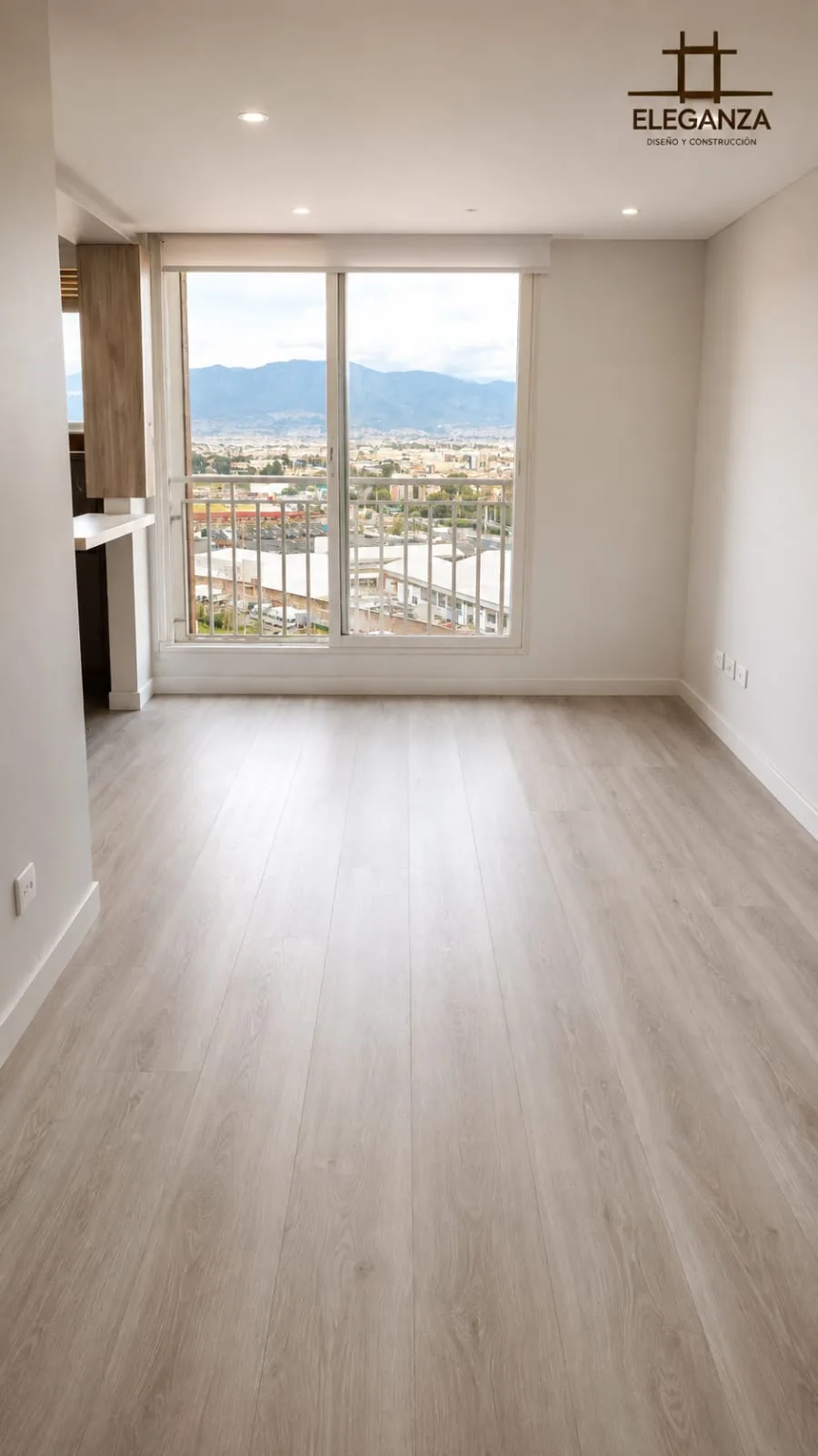 Piso laminado en alcoba con vista a la ciudad y montañas