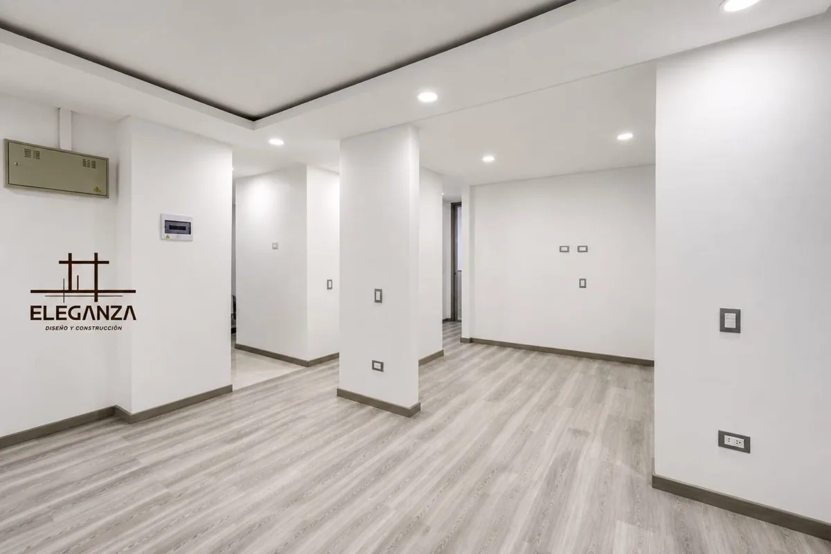 Piso laminado vinílico en área social con columnas