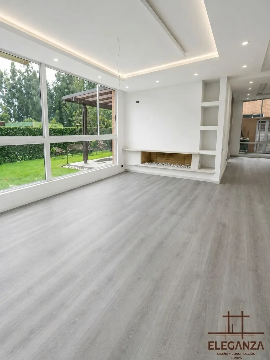 Piso SPC en sala con chimenea y vista a jardín